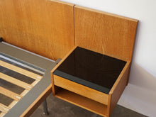 画像をギャラリービューアに読み込む, ハンスJウェグナーのベッド ゲタマ製ビンテージ オーク サイドテーブル付き ダブルベッド クイーンサイズベッド北欧 Hans J Wegner GE705 Bed oak Getama vintage ウェグナーのベッドのサイドボード 黒いガラス天板