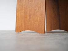 画像をギャラリービューアに読み込む, フリッツハンセン 積層合板 曲げ加工 チーク ハンスルドゥヴィセン Hans Ludvigsen Model 4515 Stool Fritz Hansen 曲げ木のスツール 足元