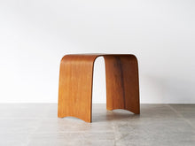 画像をギャラリービューアに読み込む, フリッツハンセン 積層合板 曲げ加工 チーク ハンスルドゥヴィセン Hans Ludvigsen Model 4515 Stool Fritz Hansen 曲げ木のスツール 斜め