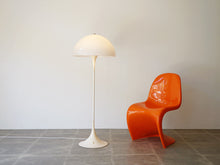 画像をギャラリービューアに読み込む, Verner Panton Panthella Floor Lamp Louis Poulsen製 ヴェルナー パントン パンテラ ルイスポールセン フロアランプとPanton Chair 点灯イメージ
