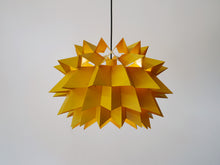 画像をギャラリービューアに読み込む, Anton Fogh Holm & Alfred J Andersen Sydney pendant light 黄色のペンダントライト 北欧ヴィンテージ 吊り下げ照明 点灯イメージ