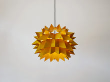 画像をギャラリービューアに読み込む, Anton Fogh Holm & Alfred J Andersen Sydney pendant light 黄色のペンダントライト 北欧ヴィンテージ 吊り下げ照明 点灯イメージ
