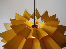 画像をギャラリービューアに読み込む, Anton Fogh Holm & Alfred J Andersen Sydney pendant light 黄色のペンダントライト 北欧ヴィンテージ 吊り下げ照明 点灯イメージ 上から