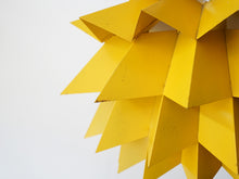 画像をギャラリービューアに読み込む, Anton Fogh Holm & Alfred J Andersen Sydney pendant light 黄色のペンダントライト 北欧ヴィンテージ 吊り下げ照明 したから 金属製のシェード