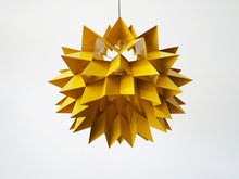 画像をギャラリービューアに読み込む, Anton Fogh Holm & Alfred J Andersen Sydney pendant light 黄色のペンダントライト 北欧ヴィンテージ 吊り下げ照明 したから ギザギザのシェードが層になっている