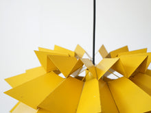 画像をギャラリービューアに読み込む, Anton Fogh Holm & Alfred J Andersen Sydney pendant light 黄色のペンダントライト 北欧ヴィンテージ 吊り下げ照明 したから ギザギザのシェードが層になっている