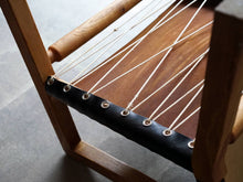 画像をギャラリービューアに読み込む, トーベ・レッダーセンの黒革のアームチェア 北欧デザイナーズチェア トーベ・キンド・ラーセン Tove Kindt-Larsen Tove Reddersen Unge Mennesker Chair 北欧チェアの裏面 座面を張る紐