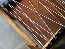 画像をギャラリービューアに読み込む, トーベ・レッダーセンの黒革のアームチェア 北欧デザイナーズチェア トーベ・キンド・ラーセン Tove Kindt-Larsen Tove Reddersen Unge Mennesker Chair 北欧チェアの裏側に紐でレザーを張っている