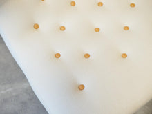 画像をギャラリービューアに読み込む, 北欧デザインの白いソファ 2人掛けソファ Eric Bertil Karlén Model no87 Sofa ソファ 北欧 おしゃれ ソファの座面の白いファブリックとレザーのボタン
