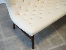 画像をギャラリービューアに読み込む, 北欧デザインの白いソファ 2人掛けソファ Eric Bertil Karlén Model no87 Sofa ソファ 北欧 おしゃれ ソファの背もたれから座面の一体型のフォルム