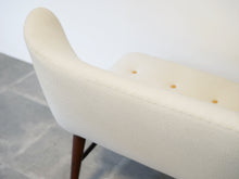 画像をギャラリービューアに読み込む, 北欧デザインの白いソファ 2人掛けソファ Eric Bertil Karlén Model no87 Sofa ソファ 北欧 おしゃれ ソファの背もたれ上部