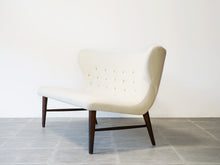 画像をギャラリービューアに読み込む, 北欧デザインの白いソファ 2人掛けソファ Eric Bertil Karlén Model no87 Sofa ソファ 北欧 おしゃれ ソファのやや側面から