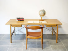 画像をギャラリービューアに読み込む, ハンスJウェグナーのデスクAT325Aオーク無垢材 Hans J. Wegner AT325A Desk 北欧デザインの机とザチェア The chair JH503