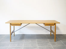 画像をギャラリービューアに読み込む, ハンスJウェグナーのデスクAT325Aオーク無垢材 Hans J. Wegner AT325A Desk 北欧デザインの机の正面やや上から