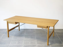 画像をギャラリービューアに読み込む, ハンスJウェグナーのデスクAT325Aオーク無垢材 Hans J. Wegner AT325A Desk 北欧デザインの机の斜めやや上から