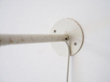 画像をギャラリービューアに読み込む, ルイスポールセンの白いウォールランプ 壁に固定する様子