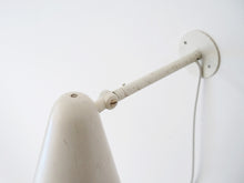 画像をギャラリービューアに読み込む, Louis Poulsen ルイス・ポールセン 白いウォールランプのシェード後部とアーム