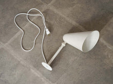 画像をギャラリービューアに読み込む, Louis Poulsen ルイスポールセンの白いウォールランプ コンセント仕様にしています