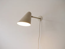 画像をギャラリービューアに読み込む, Louis Poulsen ルイス・ポールセン 白いウォールランプ