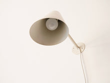 画像をギャラリービューアに読み込む, Louis Poulsen ルイスポールセンの白いウォールランプ シェード内部