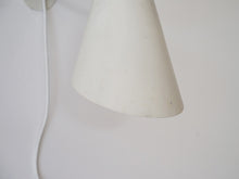 画像をギャラリービューアに読み込む, Anders Pehrson Bumling floor lampLouis Poulsen ルイスポールセンの白いウォールランプ 白いシェード