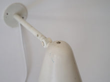 画像をギャラリービューアに読み込む, Louis Poulsen ルイスポールセンの白いウォールランプ 青い汚れあり