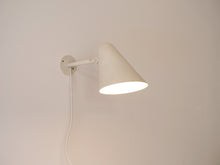 画像をギャラリービューアに読み込む, Louis Poulsen ルイスポールセンの白いウォールランプ 点灯イメージ