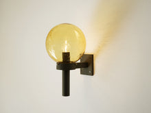 画像をギャラリービューアに読み込む, Max Brüel Gehrdt Bornebusch Jørgen Selschau Fakkellampen Nordisk Solarマックスブリュエル ゲールトボルネブッシュヨルゲンセルシャウ 壁取り付け用照明 琥珀ガラスシェードのウォールランプ 点灯イメージ