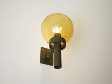 画像をギャラリービューアに読み込む, Max Brüel Gehrdt Bornebusch Jørgen Selschau Fakkellampen Nordisk Solarマックスブリュエル ゲールトボルネブッシュヨルゲンセルシャウ 壁取り付け用照明 琥珀ガラスシェードのウォールランプ 点灯イメージのやや下から
