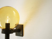 画像をギャラリービューアに読み込む, Max Brüel Gehrdt Bornebusch Jørgen Selschau Fakkellampen Nordisk Solarマックスブリュエル ゲールトボルネブッシュヨルゲンセルシャウ 壁取り付け用照明 琥珀ガラスシェードのウォールランプ 点灯イメージ
