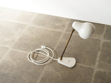 画像をギャラリービューアに読み込む, ヴィルヘルム・ラウリッツェンのテーブルランプ ビンテージ 白いスタンドライト Vilhelm Lauritzen Table lamp ライトはメンテナンス済です