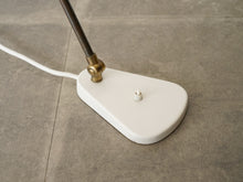 画像をギャラリービューアに読み込む, ヴィルヘルム・ラウリッツェンのテーブルランプ ビンテージ 白いスタンドライト Vilhelm Lauritzen Table lamp ライトの土台にスイッチ