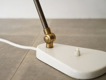 画像をギャラリービューアに読み込む, ヴィルヘルム・ラウリッツェンのテーブルランプ ビンテージ 白いスタンドライト Vilhelm Lauritzen Table lamp ライトのアーム付け根