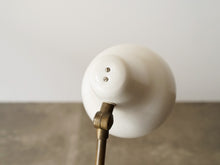 画像をギャラリービューアに読み込む, ヴィルヘルム・ラウリッツェンのテーブルランプ ビンテージ 白いスタンドライト Vilhelm Lauritzen Table lamp ライトのシェード後部 マイナスネジ