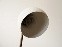 画像をギャラリービューアに読み込む, ヴィルヘルム・ラウリッツェンのテーブルランプ ビンテージ 白いスタンドライト Vilhelm Lauritzen Table lamp ライトのシェード内部