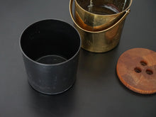 画像をギャラリービューアに読み込む, アルネ・ヤコブセン シリンダライン アイスピッチャー アイスバケツ 真鍮製ビンテージ Arne Jacobsen Cylinda-line ice bucket ヤコブセンの雑貨 北欧デザイン 中に黒い容器が入っている