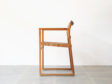 画像をギャラリービューアに読み込む, ボーエモーエンセン ダイニングチェア アームあり オークと籐 Børge Mogensen Model BM62 Chair モーエンセンのアームチェアの側面