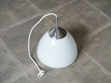 画像をギャラリービューアに読み込む, デンマークデザイン ガラス製のペンダントライト 北欧デザイン照明 Danish design opaline glass pendant lamp 吊り下げライトの全体 吊り下げシーリング仕様