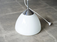 画像をギャラリービューアに読み込む, デンマークデザイン ガラス製のペンダントライト 北欧デザイン照明 Danish design opaline glass pendant lamp 吊り下げライトの全体