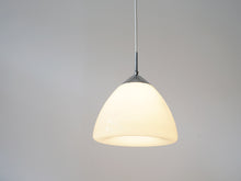 画像をギャラリービューアに読み込む, デンマークデザイン ガラス製のペンダントライト 北欧デザイン照明 Danish design opaline glass pendant lamp 吊り下げライトを点灯した様子