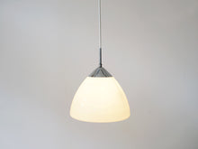 画像をギャラリービューアに読み込む, デンマークデザイン ガラス製のペンダントライト 北欧デザイン照明 Danish design opaline glass pendant lamp 吊り下げライトを点灯した様子