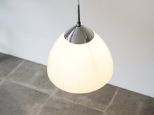 画像をギャラリービューアに読み込む, デンマークデザイン ガラス製のペンダントライト 北欧デザイン照明 Danish design opaline glass pendant lamp 吊り下げライトの点灯イメージ 上から