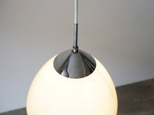画像をギャラリービューアに読み込む, デンマークデザイン ガラス製のペンダントライト 北欧デザイン照明 Danish design opaline glass pendant lamp 吊り下げライトのクロムメタルのトップパーツ