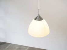 画像をギャラリービューアに読み込む, デンマークデザイン ガラス製のペンダントライト 北欧デザイン照明 Danish design opaline glass pendant lamp 吊り下げライトの点灯イメージ