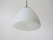 画像をギャラリービューアに読み込む, デンマークデザイン ガラス製のペンダントライト 北欧デザイン照明 Danish design opaline glass pendant lamp 吊り下げライトの底