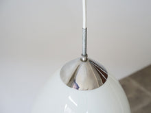 画像をギャラリービューアに読み込む, デンマークデザイン ガラス製のペンダントライト 北欧デザイン照明 Danish design opaline glass pendant lamp 吊り下げライトのクロムメタルのトップパーツ