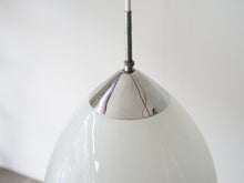 画像をギャラリービューアに読み込む, デンマークデザイン ガラス製のペンダントライト 北欧デザイン照明 Danish design opaline glass pendant lamp 吊り下げライトのクロムメタルのトップパーツ