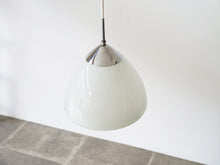 画像をギャラリービューアに読み込む, デンマークデザイン ガラス製のペンダントライト 北欧デザイン照明 Danish design opaline glass pendant lamp 吊り下げライトの上部 クロムメタルの吊り具