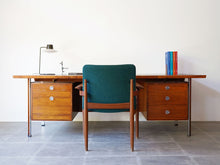 画像をギャラリービューアに読み込む, フィンユール Technocrat テクノクラート ローズウッドの大きなデスク 引き出し付き Finn Juhl model960–21 Desk 北欧デザインのヴィンテージデスクの正面