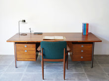 画像をギャラリービューアに読み込む, フィンユール Technocrat テクノクラート ローズウッドの大きなデスク 引き出し付き Finn Juhl model960–21 Desk 北欧デザインのヴィンテージデスクの正面やや上から